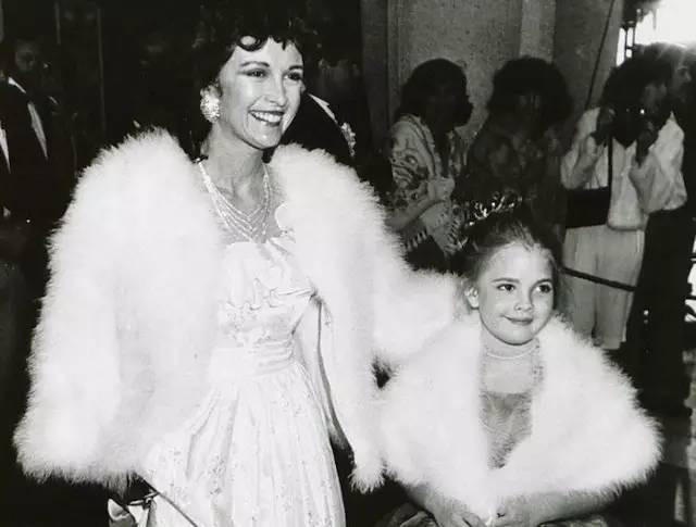 Drew Barrymore: Từ ngôi sao "nhí" nổi loạn tới bà mẹ tận tâm - 5
Drew tham dự một sự kiện cùng mẹ ruột. Cô bé 9 tuổi khoác áo lông thú, trang điểm nhẹ nhàng và sải bước trên thảm đỏ như một ngôi sao điện ảnh chính hiệu.