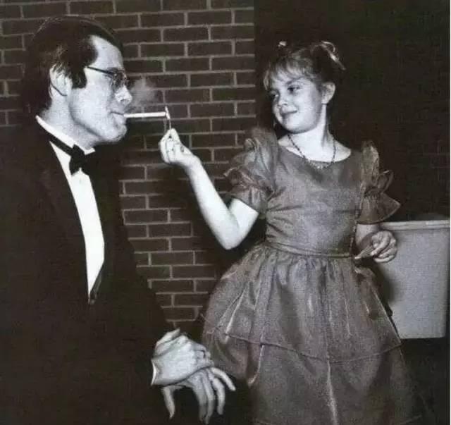 Drew Barrymore: Từ ngôi sao "nhí" nổi loạn tới bà mẹ tận tâm - 6
Drew gia nhập làng giải trí từ khi còn nhỏ và kiếm được khá nhiều tiền nhưng cô bé Drew lúc đó chưa bao giờ được chạm tay vào số tiền này. Cô từng kể về chuyện mẹ lạm dụng sức lao động của mình, biến cô thành “cỗ máy kiếm tiền”. Cha ruột thì bỏ rơi mẹ con cô khi cô mới chỉ là một cô nhóc 2 tháng tuổi. Và lúc mới 11 tháng tuổi, Drew đã trở thành người mẫu quảng cáo lần đầu tiên trong đời. Cuộc sống của Drew không ngọt ngào, hào nhoáng như người ta tưởng tượng.