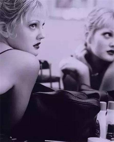 Drew Barrymore: Từ ngôi sao "nhí" nổi loạn tới bà mẹ tận tâm - 8
Cuộc sống của Drew trong những năm tháng tuổi dậy thì không dễ chịu. Thậm chí, có nguồn tin cho biết, số tiền đóng phim E.T alien được Drew đổ hết cho ma túy. Mẹ Drew lúc đó chỉ lo lắng, con gái sẽ kiệt sức vì sử dụng chất gây nghiện và không thể kiếm thêm tiền.