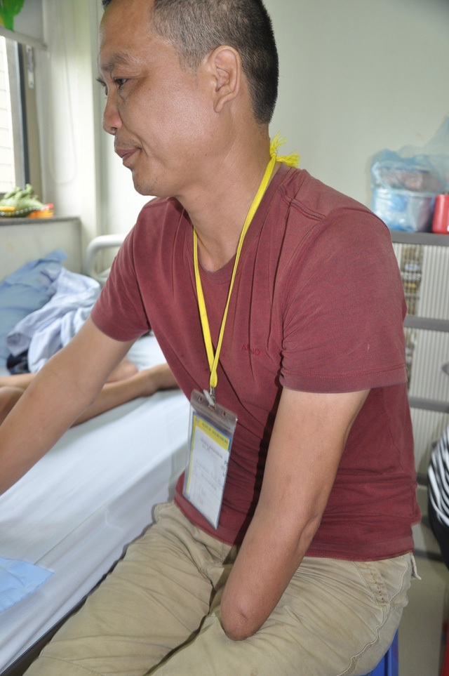 Hơn 88 triệu đồng đến với người bố cụt tay chăm con ung thư máu - 1 Vợ chết vì căn bệnh ung thư gan đã lâu, bản thân anh Thân lại bị cụt 1 tay do tai nạn.
