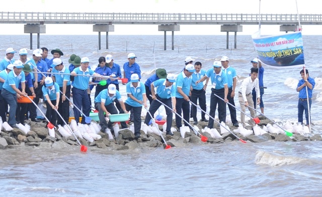 “Bảo vệ vững chắc từng tấc đất, vùng biển và hải đảo thiêng liêng” - 5 Tổ chức thả giống tái tạo nguồn lợi thủy sản. (Ảnh: CTV)