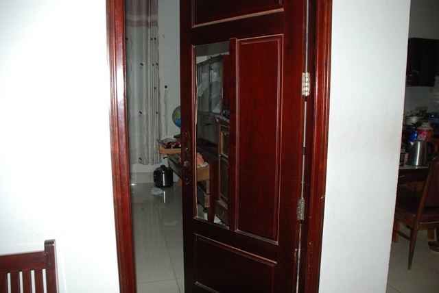 Cánh cửa phòng trong nhà có dấu hiệu bị cạy