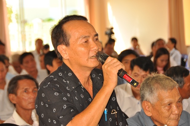 Chủ tịch Quốc hội: Cử nhân thất nghiệp vẫn kén chọn "vào biên chế" - 1
Cử tri Nguyễn Thanh Đời nêu bức xúc về việc bệnh viện công quá tải nhưng vẫn cắt xén để làm dịch vụ.