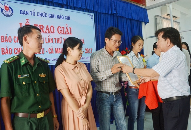 Phóng viên Dân trí đoạt giải Nhì giải Báo chí tỉnh Bạc Liêu năm 2017! - 1 Đại diện Ban tổ chức đang trao Giấy chứng nhận đoạt giải báo chí cho PV Dân trí.