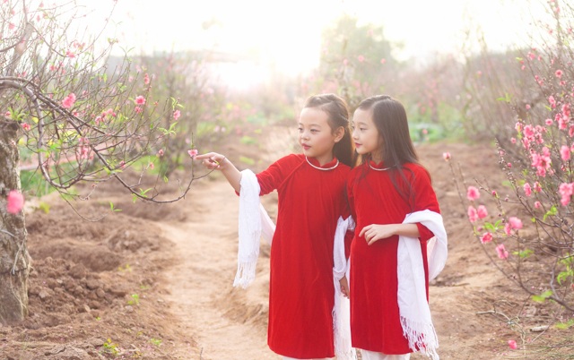 Du xuân Đinh Dậu cùng "tiểu Châu Tấn" và "tiểu Chi Pu" - 5 Mẹ của Bảo Anh chia sẻ rằng chị muốn dạy con cảm nhận về nét đẹp văn hóa, mặc trang phục truyền thống và cho con được trải nghiệm không khí nhộn nhịp của ngày Tết cổ truyền Việt Nam.