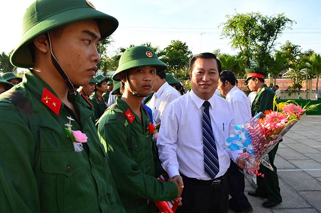 Sóc Trăng phủ nhận tin đồn "Chủ tịch tỉnh than không có xe đi" - 1 Ông Trần Văn Chuyện (áo trắng) - Chủ tịch UBND tỉnh Sóc Trăng - tặng hoa cho các chiến sĩ lên đường nhập ngũ