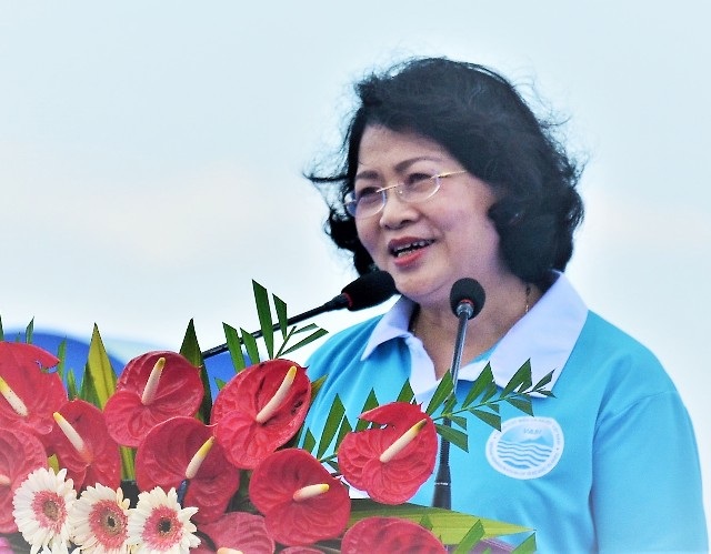 “Bảo vệ vững chắc từng tấc đất, vùng biển và hải đảo thiêng liêng” - 1 Phó Chủ tịch nước Đặng Thị Ngọc Thịnh khẳng định, quan điểm của Đảng, Nhà nước là kiên quyết bảo vệ lãnh thổ, chủ quyền biển đảo.