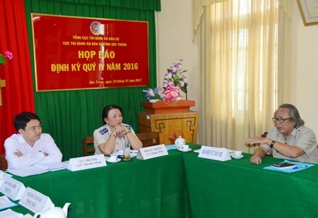 Nhà báo Phan Huy- Trưởng VPĐD báo Dân trí tại ĐBSCL (bìa phải) trao đổi ý kiến cùng lãnh đạo Cục thi hành án dân sự tỉnh Sóc Trăng tại buổi họp báo.