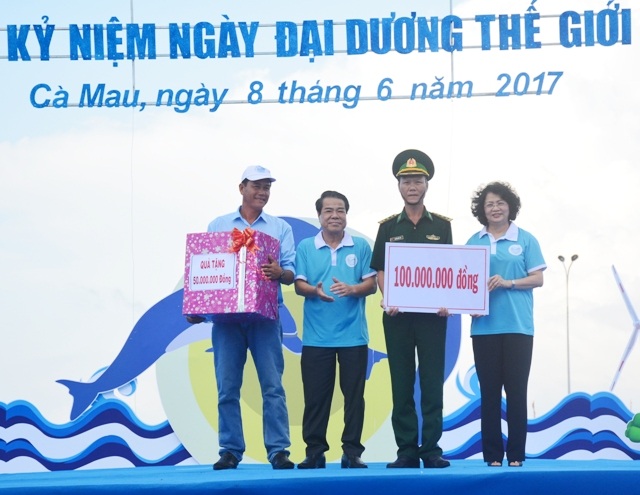 “Bảo vệ vững chắc từng tấc đất, vùng biển và hải đảo thiêng liêng” - 4 Phó Chủ tịch nước và lãnh đạo tỉnh Cà Mau tặng quà cho cán bộ, chiến sĩ và nhân dân đảo Hòn Chuối (huyện Trần Văn Thời, tỉnh Cà Mau).