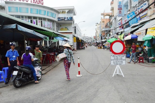 Tiểu thương “nằm vạ” trước trụ sở UBND thành phố vì lệnh cấm xe vào chợ - 2 Việc TP Sóc Trăng cấm xe ra vào chợ đang có nhiều ý kiến khác nhau.