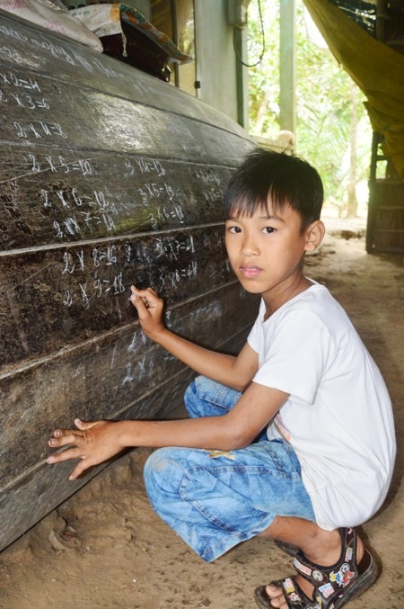 Cuộc sống khốn khó của chị em sinh đôi mang tên Mỹ Nhân, Mỹ Ái - 10 Nghèo đến nỗi không có cái bảng học cho đàng hoàng. Bảng học của cháu Lý Tính chỉ là bề dưới chiếc xuồng. Nhìn những con số, cái chữ được cháu viết tạm như thế này ai mà không xót thương.