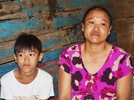 Cuộc sống khốn khó của chị em sinh đôi mang tên Mỹ Nhân, Mỹ Ái - 8 Con trai bệnh ngặt nghèo, vợ lại nay ốm mai đau nên gia đình anh Lý Sa Oanh luôn lâm vào cảnh túng quẫn.