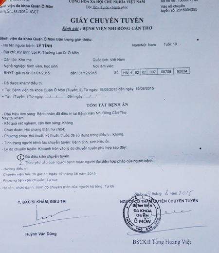 Cuộc sống khốn khó của chị em sinh đôi mang tên Mỹ Nhân, Mỹ Ái - 6
Đã nhiều năm qua, căn bệnh suy thận vẫn không buông tha cháu Lý Tính, khiến sức khỏe của cháu luôn ốm yếu và tháng nào cũng phải đi bệnh viện.