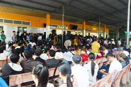 Rất đông người dân Sóc Trăng đi làm chứng minh nhân dân vào những ngày cuối năm 2016.