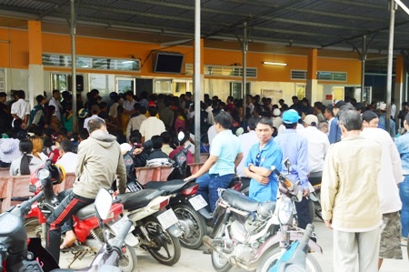 Nhiều người đi làm xa, nay trở về quê tranh thủ đi làm giấy tờ để qua Tết đi làm trở lại cho thuận tiện.