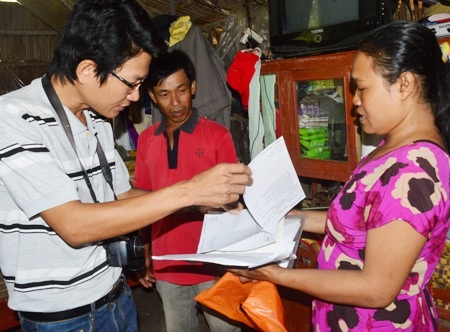 Cuộc sống khốn khó của chị em sinh đôi mang tên Mỹ Nhân, Mỹ Ái - 7 Chị Đỗ Thị Son mang một xấp hồ sơ bệnh của cháu Lý Tính và của chị, khiến chúng tôi không khỏi xót xa.