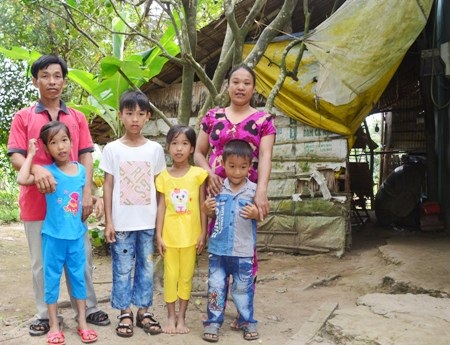 Cuộc sống khốn khó của chị em sinh đôi mang tên Mỹ Nhân, Mỹ Ái - 12 Để gia đình anh Lý Sa Oanh vượt qua cơn khó khăn, rất mong sự sẻ chia của các tấm lòng hảo tâm.