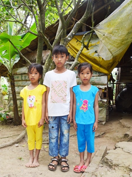 Cuộc sống khốn khó của chị em sinh đôi mang tên Mỹ Nhân, Mỹ Ái - 9 3 anh em cháu Lý Tính đi học nhưng gặp rất nhiều khó khăn vì gia cảnh quá nghèo.