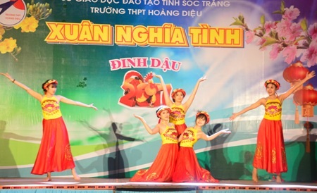 
Một tiết mục biểu diễn văn nghệ gây quỹ giúp học sinh nghèo.
