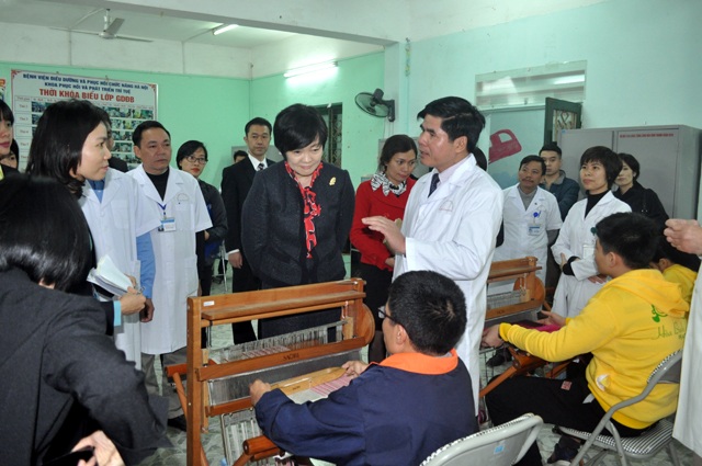 Phu nhân Thủ tướng Nhật Bản được em nhỏ tật nguyền tặng vòng đeo tay - 5
Bác sĩ Phạm Văn Minh - Giám đốc Bệnh viện Phục hồi chức năng Hà Nội cho biết, từ khi Làng Hòa bình Thanh Xuân được thành lập đến nay có khoảng 4.000 em nhỏ được phục hồi chức năng tại đây