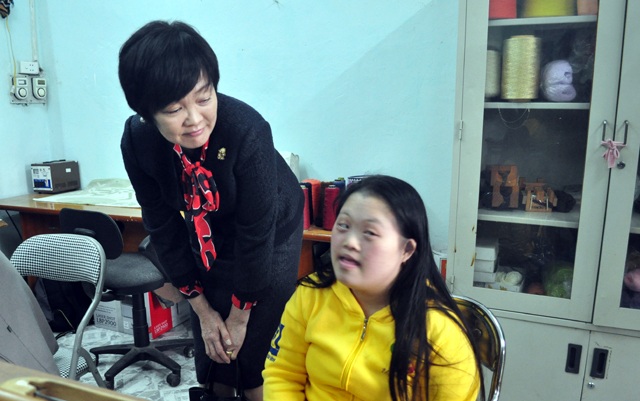 Phu nhân Thủ tướng Nhật Bản được em nhỏ tật nguyền tặng vòng đeo tay - 9
Bà Akie hỏi thăm quá trình sản xuất hàng thủ công của một em nhỏ.