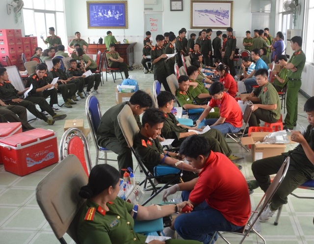 Phát động ngày toàn dân hiến máu tình nguyện - 2 Lực lượng vũ trang Bạc Liêu tích cực tham gia hiến máu tình nguyện trong ngày phát động.