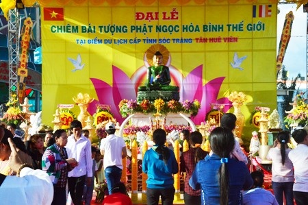 Người miền Tây nô nức chiêm bái tượng Phật ngọc hòa bình thế giới - 1 Người miền Tây nô nức chiêm bái tượng Phật ngọc hòa bình thế giới - 1