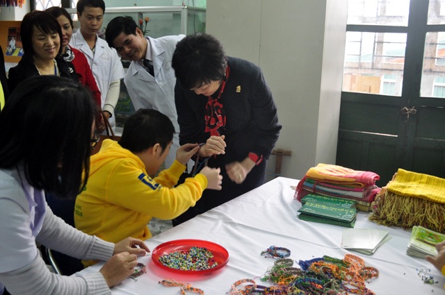 Phu nhân Thủ tướng Nhật Bản được em nhỏ tật nguyền tặng vòng đeo tay - 8
Một em nhỏ tặng Phu nhân Nhật Bản vòng đeo tay do mình tự làm