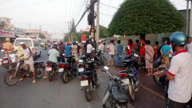 Rất đông người dân hiếu kỳ kéo đến xem cơ quan chức năng điều tra làm rõ vụ việc.