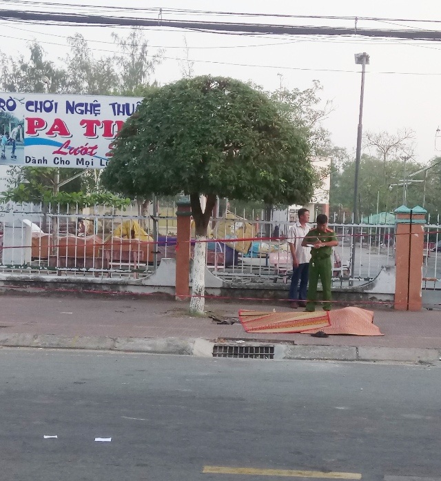 Vụ đôi nam nữ chết trên vỉa hè: Nghi vấn “phi công trẻ” giết người tình - 1 Hiện trường đôi nam nữ tử vong trên vỉa hè ở Sóc Trăng vào sáng ngày 11/3.