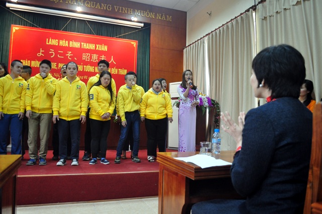 Phu nhân Thủ tướng Nhật Bản được em nhỏ tật nguyền tặng vòng đeo tay - 11
Phu nhân Thủ tướng Nhật Bản xem tiết mục văn nghệ do các em nhỏ ở Làng Hòa bình Thanh Xuân biểu diễn.
