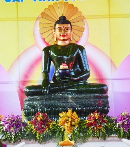 Người miền Tây nô nức chiêm bái tượng Phật ngọc hòa bình thế giới - 3 Tượng Phật ngọc hòa bình thế giới đang được triển lãm tại Sóc Trăng.