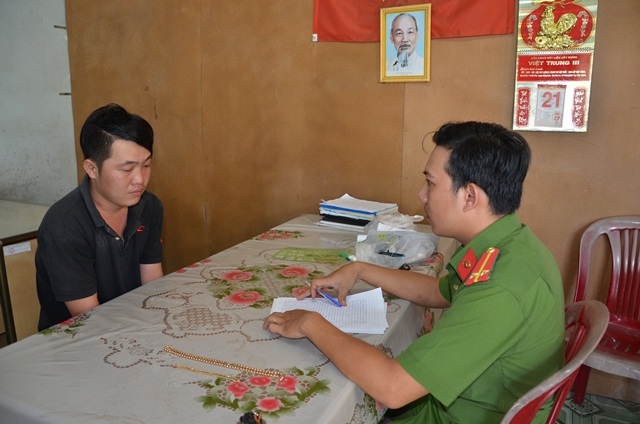 Bắt 2 nghi phạm liên tục giật dây chuyền để kiếm tiền trả nợ - 1 Nghi phạm Phước cùng tang vật tại cơ quan công an