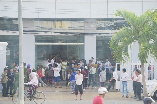 Tiểu thương “nằm vạ” trước trụ sở UBND thành phố vì lệnh cấm xe vào chợ - 1 Nhiều tiểu thương kéo đến UBND TP Sóc Trăng phản đối lệnh cấm xe vào trung tâm chợ Sóc Trăng.