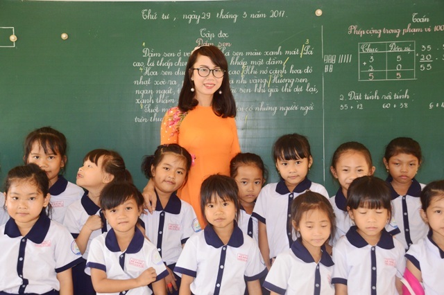 Những điều thú vị về cô giáo miệt vườn duyên dáng, tài năng - 5 Cô Nguyễn Thị Diệu luôn hết mình vì học sinh thân yêu.
