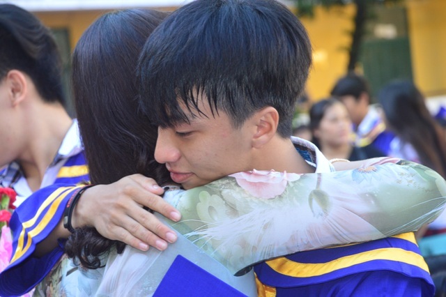 Học sinh nghẹn ngào trong ngày lễ tri ân ra trường - 1