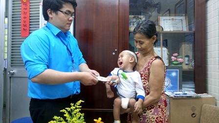 Nhiều nhà hảo tâm giúp đỡ cháu bé “chết mòn trên giường bệnh” - 1
Đại diện bệnh viện trao số tiền 4 triệu đồng, bạn đọc Phương Nhật giúp bé Khoa
