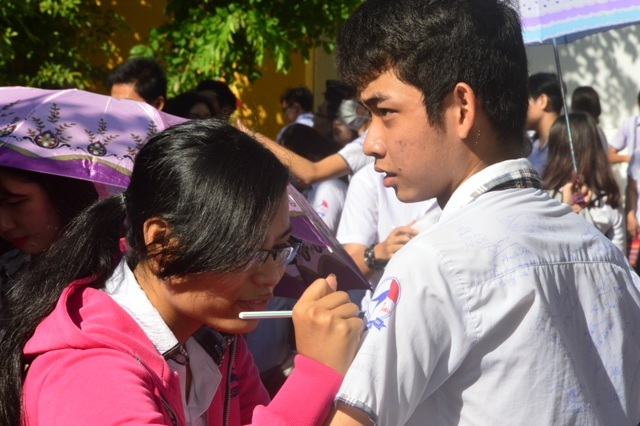 Học sinh nghẹn ngào trong ngày lễ tri ân ra trường - 6