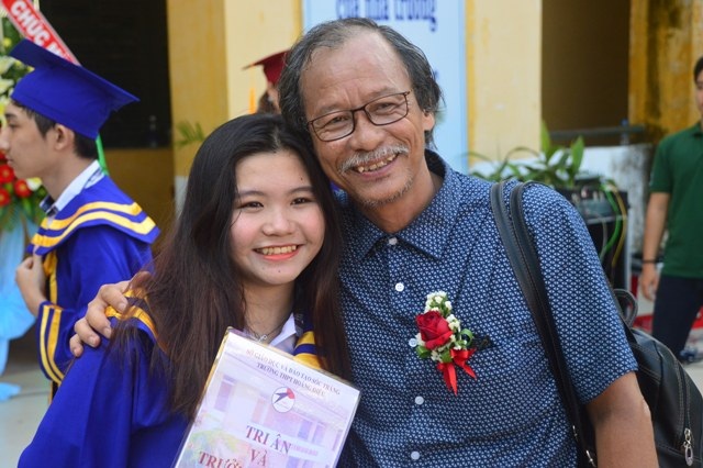 Những giọt nước mắt và nụ cười tri ân cha mẹ của các em học sinh.