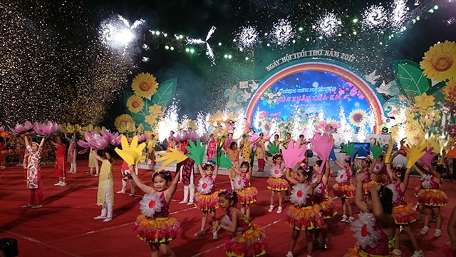 Cần Thơ: Tưng bừng ngày hội tuổi thơ mừng Xuân Đinh Dậu - 2 
Hàng ngàn em bé rất thích thú khi được tham gia chương trình