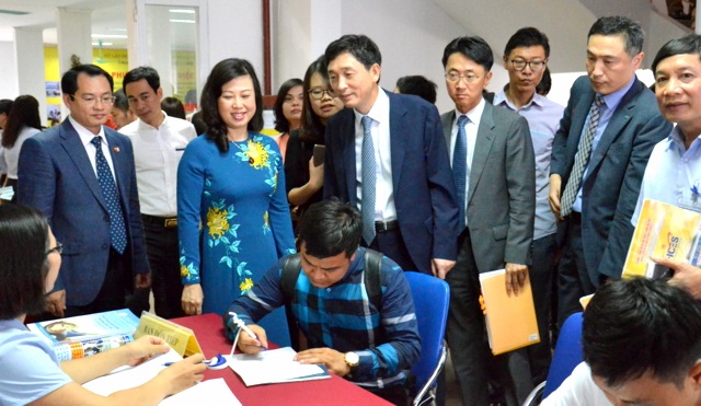 Lao động hồi hương: “Lương khởi điểm 10-12 triệu đồng, được gần gia đình” - 1
Khách mời tham quan khu vực tuyển dụng của Phiên GDVL.