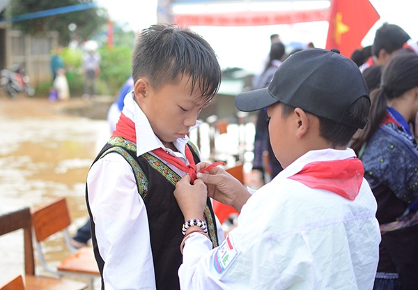 Một tháng sau lũ Mù Cang Chải: “Niềm vui lớn nhất là 100% học sinh đến trường” - 12 Niềm vui của các em nhỏ khi có được chiếc khăn quàng đỏ mới tinh.