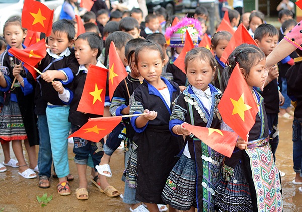 Một tháng sau lũ Mù Cang Chải: “Niềm vui lớn nhất là 100% học sinh đến trường” - 7 Học trò lớp 1 háo hức tham gia lễ khai giảng lần đầu tiên.