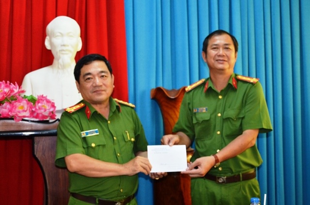 Khen thưởng tập thể công an phá nhanh vụ án trộm tiệm vàng - 1 Khen thưởng tập thể công an huyện Mỏ Cày Nam phá nhanh vụ án trộm tiệm vàng