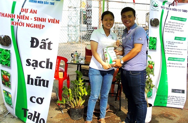 Hai sinh viên chế bùn vi sinh từ chất thải thủy sản để trồng rau sạch - 5
Hai em Hào và Mức trong chương trình sinh viên khởi nghiệp ở Cần Thơ