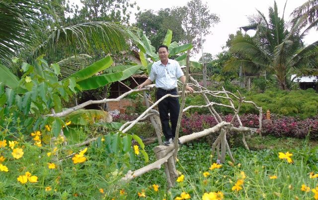 Ngắm Homestay độc đáo không đụng hàng của lão nông Cần Thơ - 4 Trong vườn du lịch của ông Liền có đầy đủ hoa trái, các cây cầu khỉ được thiết kể để khách qua lại giữa các địa điểm của kh vườn