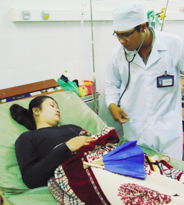 Vụ chìm tàu tại lễ hội Nghinh Ông: Nhiều người không biết con mình gặp nạn - 1 Nạn nhân Huỳnh Cao Sang đang điều trị tại Bệnh viện Đa khoa huyện Đông Hải.
