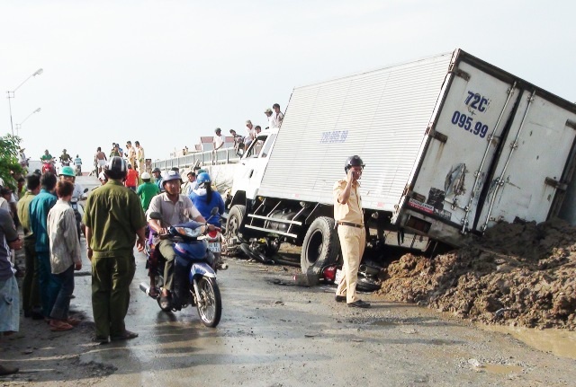Xe tải tuột dốc cầu tông 2 xe máy, cháu bé 6 tuổi tử vong - 1 Hiện trường vụ tai nạn.