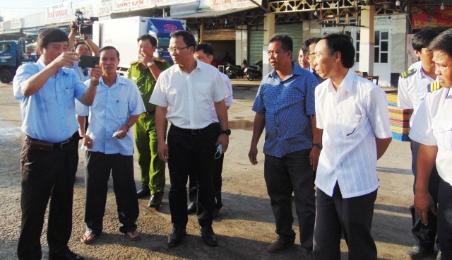 Chìm tàu tại lễ hội Nghinh Ông: Vẫn chưa tìm thấy cô gái mất tích - 2 Đoàn khảo sát cảng Gành Hào, nơi gần khu vực xảy ra tai nạn và nghe lãnh đạo địa phương trao đổi về vụ chìm tàu.