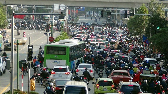 
Cảnh ùn tắc tại một giao lộ trên trục Lê Văn Lương - Tố Hữu vào giờ cao điểm. (ảnh: Quang Phong)
